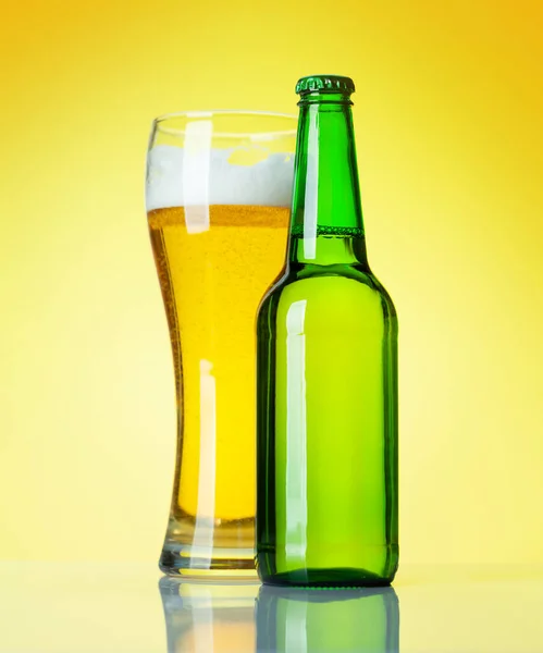 Μπουκαλάκι Μπύρας Και Ποτήρι Μπύρα Lager Μπροστά Από Κίτρινο Φόντο — Φωτογραφία Αρχείου