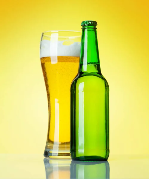 Botella Cerveza Vaso Con Cerveza Lager Delante Fondo Amarillo Captura — Foto de Stock