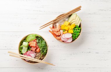 Karides, somon, avokado ve mango dolu kaseler. Geleneksel Hawaii yemeği. Üst görünüm düzlüğü