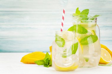 Limonlu ev yapımı limonata sürahi ve cam kavanozda nane şekeri.