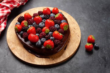 Kalp şeklinde böğürtlenli tatlı kek. Sevgililer Günü tebrik kartı.