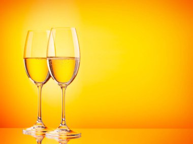 İki şampanya bardağı. Kopyalama alanı olan sarı arkaplan