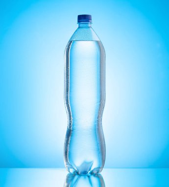 plastik su şişesi üzerinde mavi arka plan