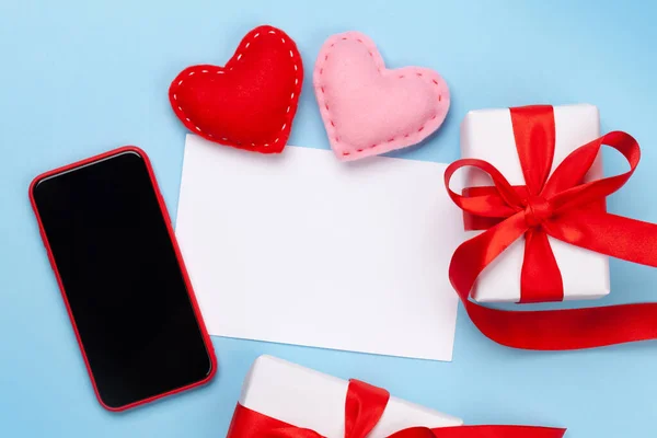 Valentijnsdag Wenskaart Sjabloon Cadeaudoosjes Smartphone Hartvormige Inrichting Blauwe Achtergrond Bovenaanzicht — Stockfoto