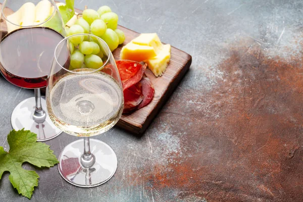 Bicchieri Vino Bianco Rosso Uva Tagliere Con Formaggio Prosciutto Con — Foto Stock