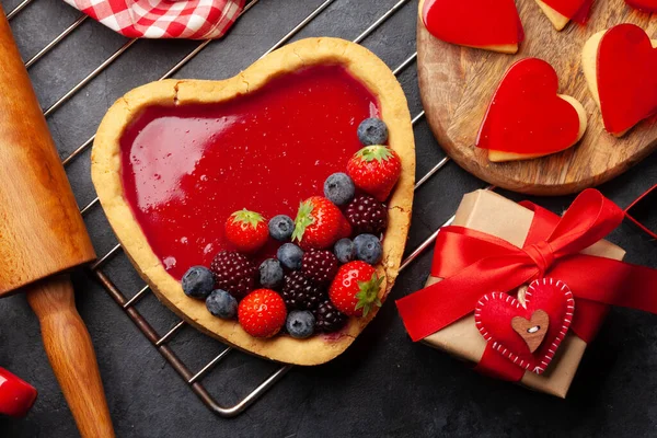 Gâteau Sucré Forme Coeur Avec Baies Boîte Cadeau Carte Voeux — Photo