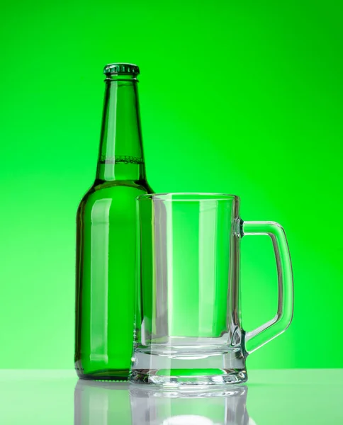 Пивная Бутылка Пустое Стеклянное Пиво Зеленом Фоне Снимок Студии — стоковое фото
