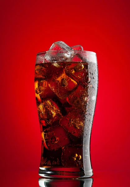 Cola Con Ghiaccio Fresca Bevanda Dolce Fredda Con Cubetti Ghiaccio — Foto Stock