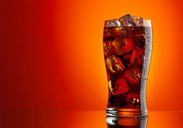 Cola Com Gelo Bebida Doce Fresca Com Cubos Gelo Sobre — Fotografia de Stock