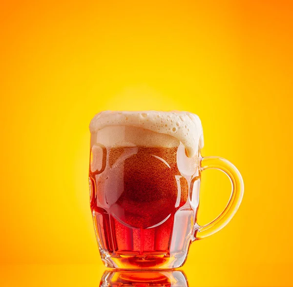 Vaso Con Cerveza Lager Delante Fondo Amarillo Captura Estudio — Foto de Stock