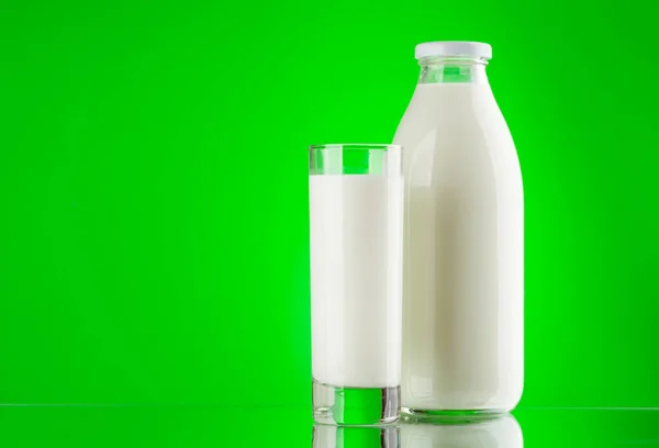 Botella Leche Vidrio Sobre Fondo Verde Productos Lácteos Con Espacio — Foto de Stock