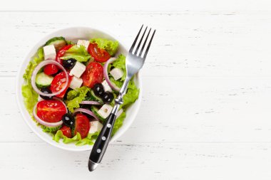 Taze sebzeli klasik Yunan salatası. Üst görünüm düzlüğü kopyalama alanı ile yatıyordu