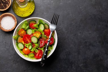 Bahçe domatesli taze salata ve salatalık. Üst görünüm düzlüğü kopyalama alanı ile yatıyordu