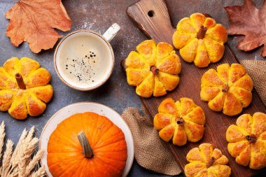 Ev yapımı balkabağı kek ve kahve gibi görünür. Üst görünüm düzlüğü