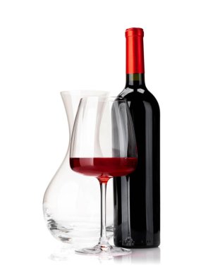 Şarap kadehi, kırmızı şarap şişesi ve sürahi. Beyaz arkaplanda izole