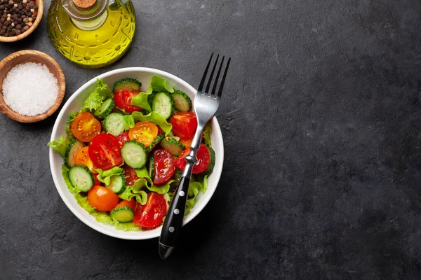 Färsk Sallad Med Tomat Och Gurka Ovanifrån Platt Låg Med — Stockfoto