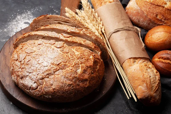 Taş Masada Çeşitli Ekmek Türleri — Stok fotoğraf
