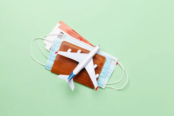 Reizen Vakantie Concept Reis Accessoires Items Vliegtuigspeelgoed Boven Paspoort Met — Stockfoto