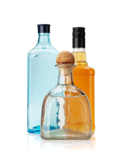 Různé Lahve Tvrdým Alkoholem Gin Vodku Tequilu Whisky Izolováno Bílém — Stock fotografie
