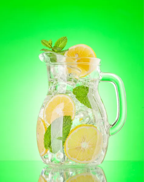 Jarro Limonada Com Limão Hortelã Cubos Gelo Sobre Fundo Verde — Fotografia de Stock