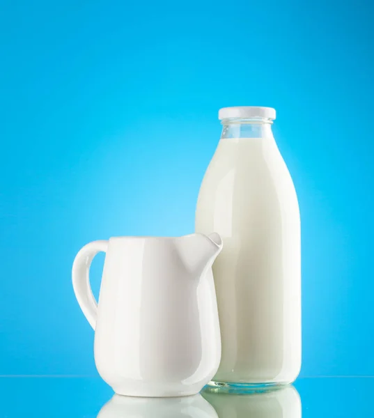 Botella Leche Jarra Sobre Fondo Azul Productos Lácteos —  Fotos de Stock
