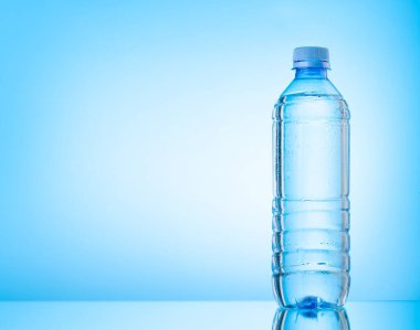Mavi zemin üzerinde fotokopi alanı olan plastik su şişesi