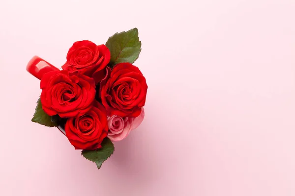Квіти Троянд Чашці Кави День Святого Валентина Вітальна Листівка Місцем — стокове фото