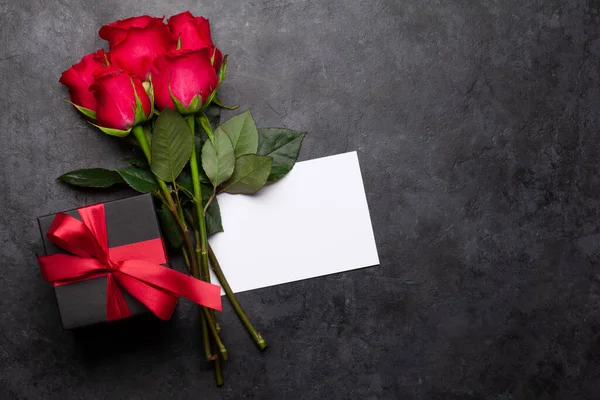 Valentijnsdag Wenskaart Met Rode Roos Bloemen Boeket Geschenkdoos Stenen Tafel — Stockfoto