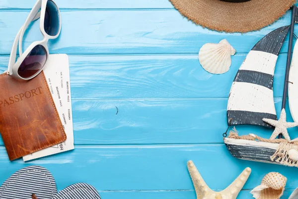 Seyahat ve tatil konsepti. Aksesuarlar ve eşyalar. Üst görünüm düzlüğü kopyalama alanı ile yatıyordu