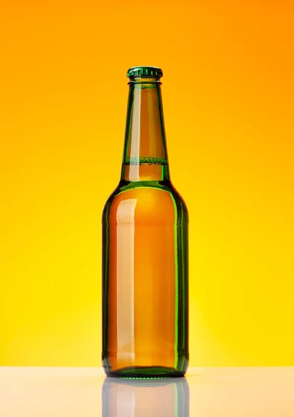Butelka Piwa Przed Zielonym Tłem Zdjęcia Studyjne — Zdjęcie stockowe