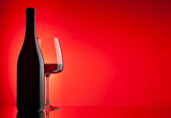 Κόκκινο Κρασί Γυαλί Και Μπουκάλι Πάνω Από Κόκκινο Φόντο Αντίγραφο — Φωτογραφία Αρχείου
