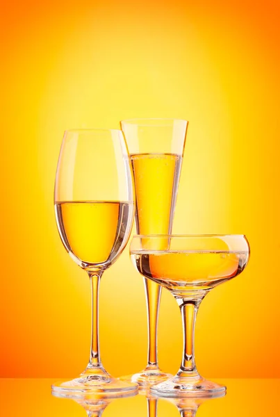 Tři Skleničky Šampaňského Přes Žluté Pozadí — Stock fotografie