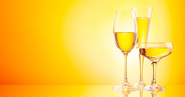 Tre Bicchieri Champagne Con Spumante Sfondo Giallo Con Spazio Copia — Foto Stock