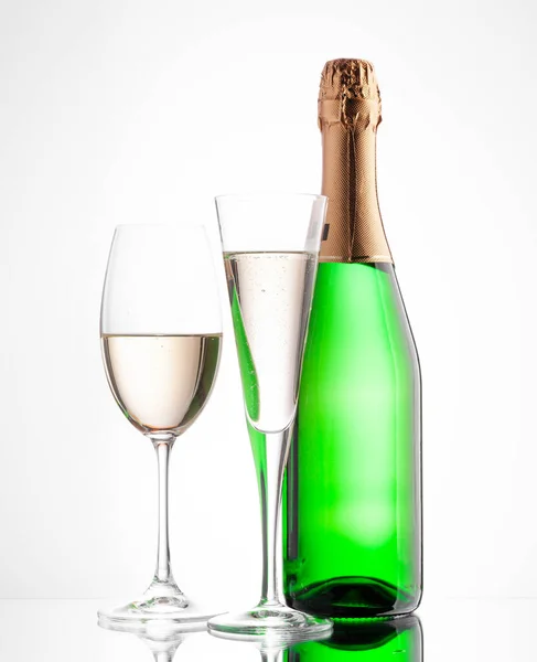 Champagneglas Och Mousserande Vinflaska Vit Bakgrund — Stockfoto