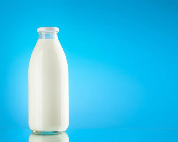 Botella Vidrio Leche Sobre Fondo Azul Con Espacio Para Copiar —  Fotos de Stock