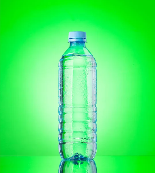 Botella Agua Plástico Sobre Fondo Verde — Foto de Stock