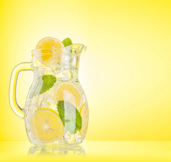 Pichet Limonade Citron Menthe Glaçons Sur Fond Jaune Avec Espace — Photo