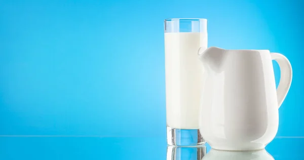 Milchkanne Und Glas Auf Blauem Hintergrund Mit Kopierraum Milchprodukte — Stockfoto