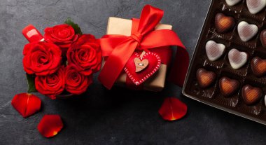 Gül çiçekleri, Sevgililer Günü hediye kutusu ve kalp şeklinde çikolata kutusu. Üst görünüm düzlüğü