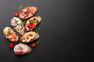 Geleneksel İspanyol tapas setiyle aperatifler. İtalyan antipasti bruschetta aperatifleri. Üst görünüm düzlüğü kopyalama alanı ile yatıyordu