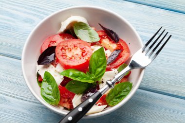 Taze domatesli Caprese salatası, fesleğen ve mozzarella peyniri