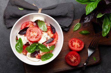 Taze domatesli Caprese salatası, fesleğen ve mozzarella peyniri. Üst görünüm düzlüğü