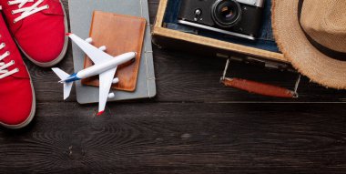 Seyahat ve tatil konsepti. Eşyaları ve kıyafetleri olan bir valiz. Üst görünüm düzlüğü kopyalama alanı ile yatıyordu