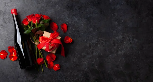 Champagnerflasche Und Rosenblütenblätter Valentinstag Grußkarte Mit Geschenkbox Und Platz Für — Stockfoto