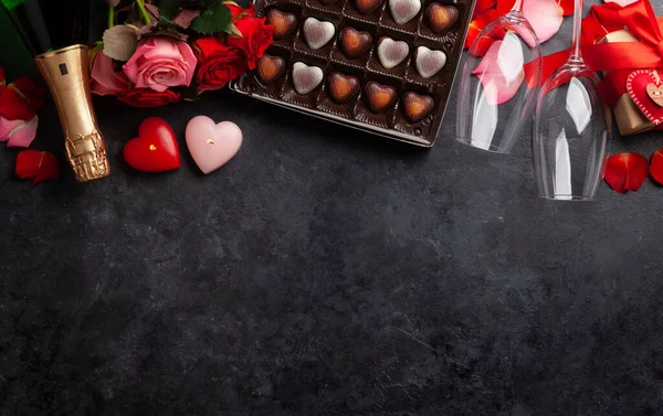 Láhev Šampaňského Růžové Květy Čokoláda Tvaru Srdce Valentýn Přání Dárkovou — Stock fotografie