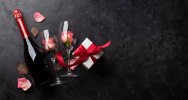 Champagnerflasche Und Rosenblütenblätter Valentinstag Grußkarte Mit Geschenkbox Und Platz Für — Stockfoto