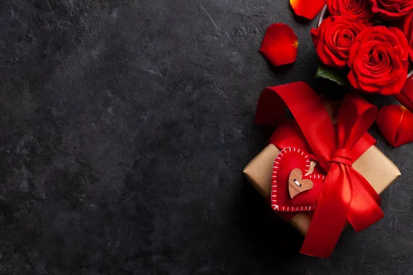 Rose Blumen Valentinstag Geschenkbox Und Platz Für Ihre Grüße Draufsicht — Stockfoto