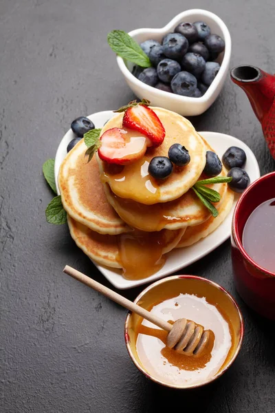 Friska Frukost Med Pannkakor Och Örtte Hemmagjorda Amerikanska Pannkakor Med — Stockfoto