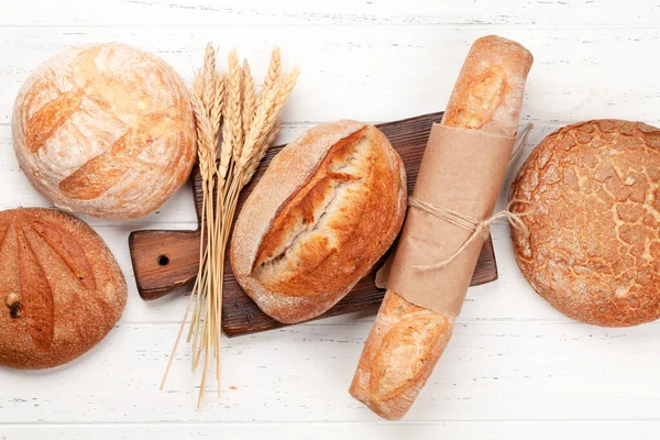 Tahta Masada Çeşitli Ekmek Türleri Üst Görünüm Düzlüğü — Stok fotoğraf