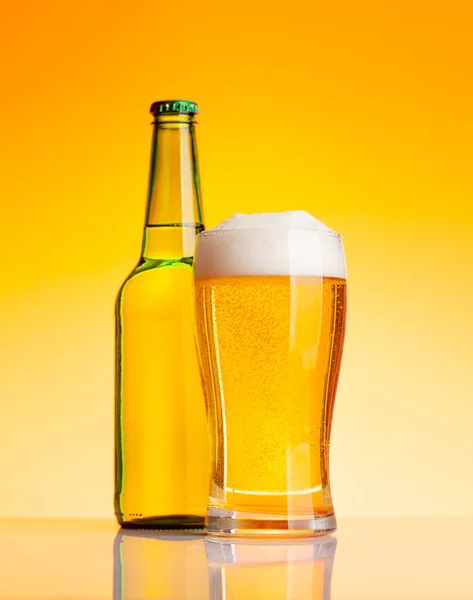 Butelka Piwie Szklanka Piwem Przed Żółtym Tłem Zdjęcia Studyjne — Zdjęcie stockowe